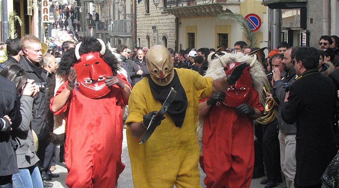 Lu Ballu di li Diavoli a Prizzi, cos'è la manifestazione pasquale in provincia di Palermo