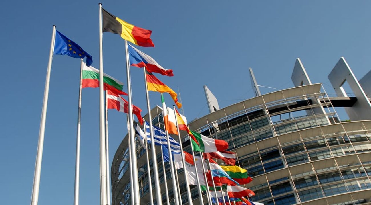 unione europea, sede con bandiere